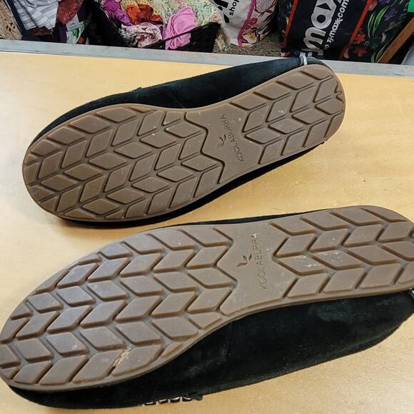 UGG Slippers- Black in color- size 6 - Picture 4 of 6